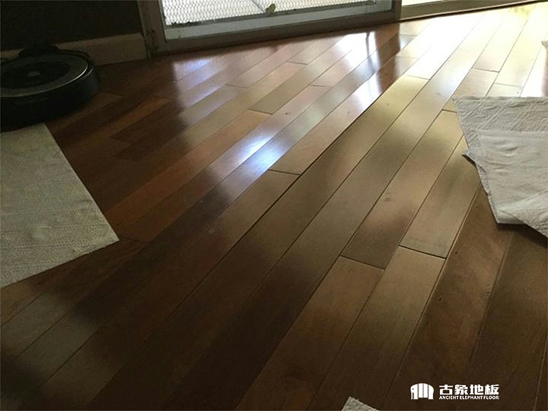 實木地板起拱